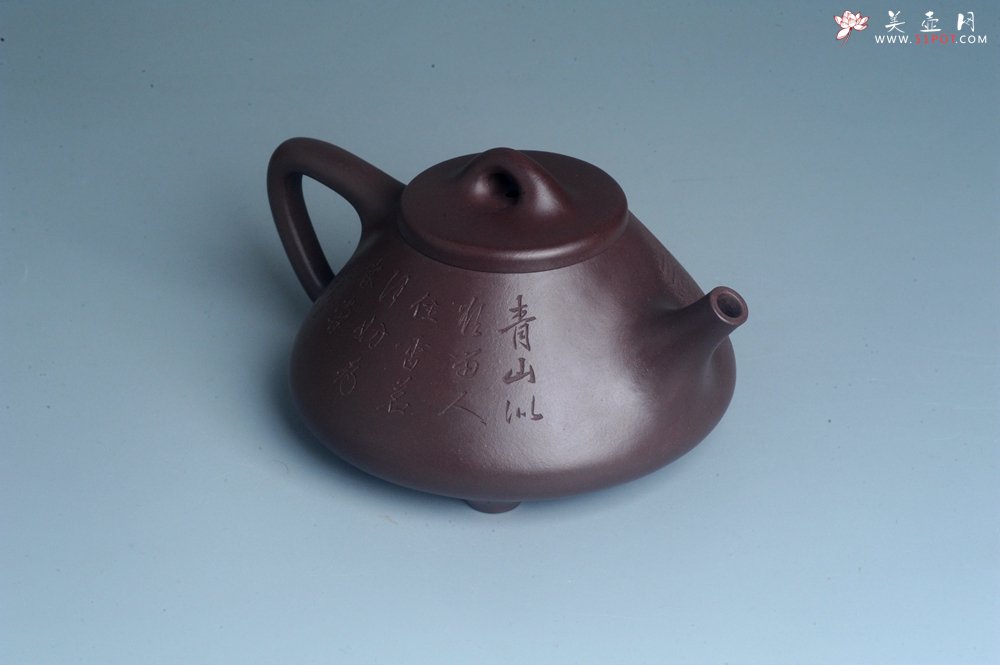 紫砂壶图片：实力派助工周斌 优质底槽青全手工精工 子冶石瓢壶 张听钢精刻山水 青山似欲留人住  香茗何妨为客尝 - 美壶网
