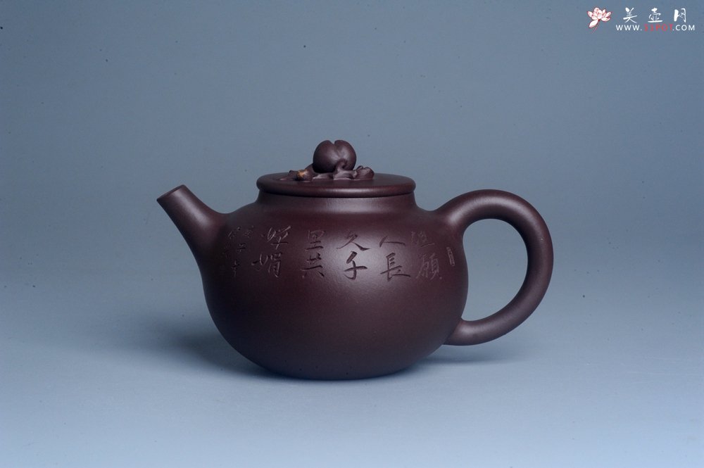 紫砂壶图片：实力派助工周斌 优质底槽清全手工精工 原创寿桃壶  陶兴双刀装饰 特文气 但愿人长久千里共婵娟 - 美壶网