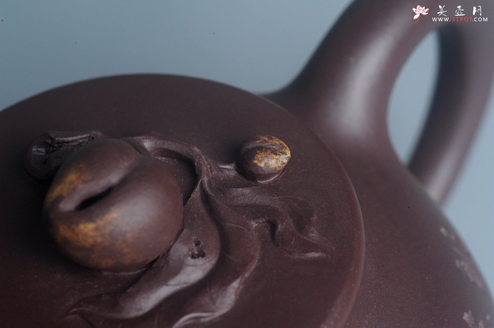 紫砂壶图片：实力派工艺师周斌 优质底槽清全手工精工 原创寿桃壶 陶兴双刀装饰 福如东海长流水 寿比南山不老松 特 - 美壶网