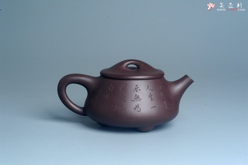 紫砂壶图片：实力派工艺师周斌 优质底槽青全手工精工 满瓢壶 张听钢装饰山水  知足是人生一乐 无为得天地自然 - 美壶网