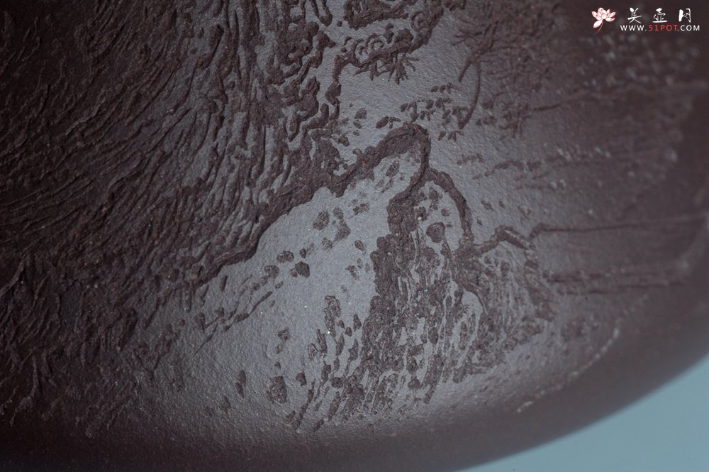 紫砂壶图片：实力派助工周斌 优质底槽青全手工精工 子冶石瓢壶 张听钢精刻山水 青山似欲留人住  香茗何妨为客尝 - 美壶网