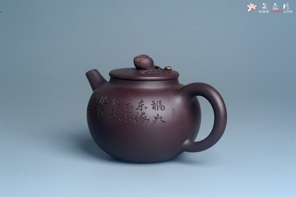 紫砂壶图片：实力派工艺师周斌 优质底槽清全手工精工 原创寿桃壶 陶兴双刀装饰 福如东海长流水 寿比南山不老松 特 - 美壶网