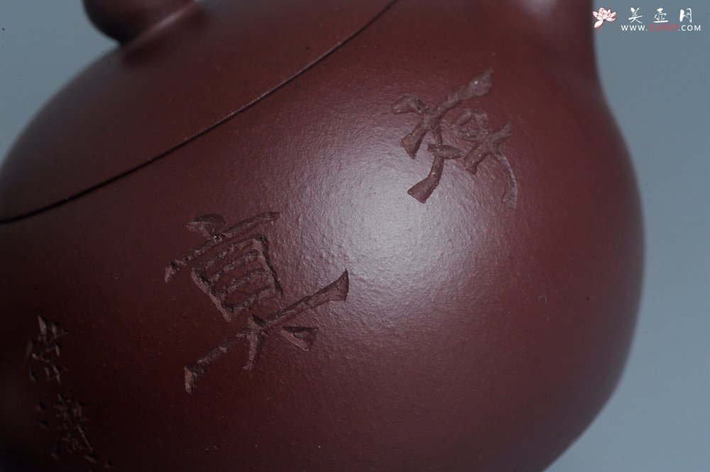 紫砂壶图片：实力派工艺师周斌优质底槽青全手工精工西施茶壶 实力名家刘伟涛装饰 有钱真好 - 美壶网