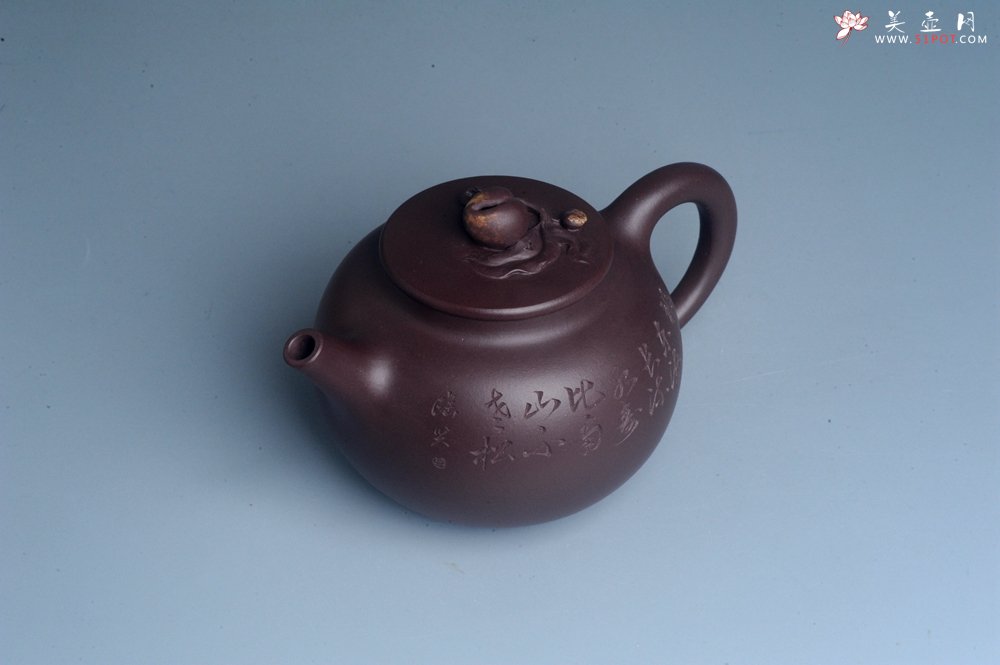 紫砂壶图片：实力派工艺师周斌 优质底槽清全手工精工 原创寿桃壶 陶兴双刀装饰 福如东海长流水 寿比南山不老松 特 - 美壶网