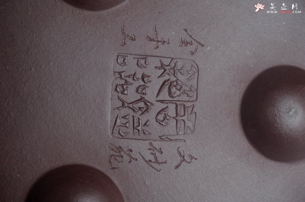 紫砂壶图片：实力派工艺师周斌 优质底槽青全手工精工 满瓢壶 张听钢装饰山水  知足是人生一乐 无为得天地自然 - 美壶网