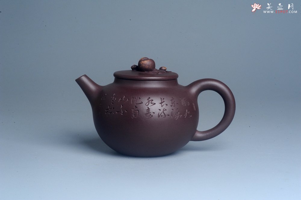 紫砂壶图片：实力派工艺师周斌 优质底槽清全手工精工 原创寿桃壶 陶兴双刀装饰 福如东海长流水 寿比南山不老松 特 - 美壶网