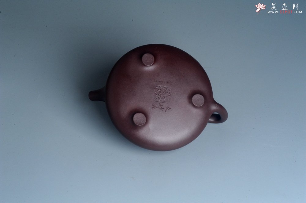 紫砂壶图片：实力派助工周斌 优质底槽青全手工精工 子冶石瓢壶 张听钢精刻山水 青山似欲留人住  香茗何妨为客尝 - 美壶网