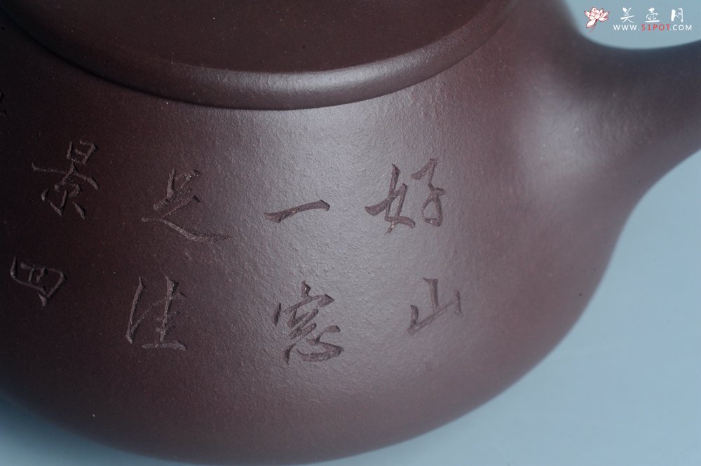 紫砂壶图片：实力派工艺师周斌 优质底槽青全手工精工 满瓢壶 张听钢装饰山水 好山一窗足 佳景四时宜 - 美壶网