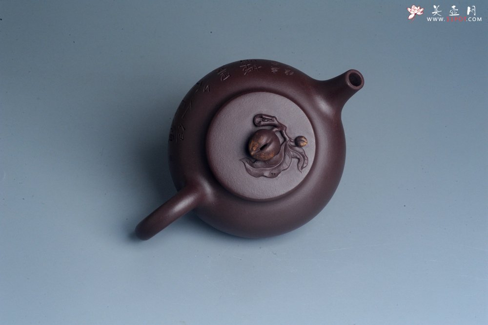 紫砂壶图片：实力派助工周斌 优质底槽清全手工精工 原创寿桃壶  陶兴双刀装饰 特文气 但愿人长久千里共婵娟 - 美壶网