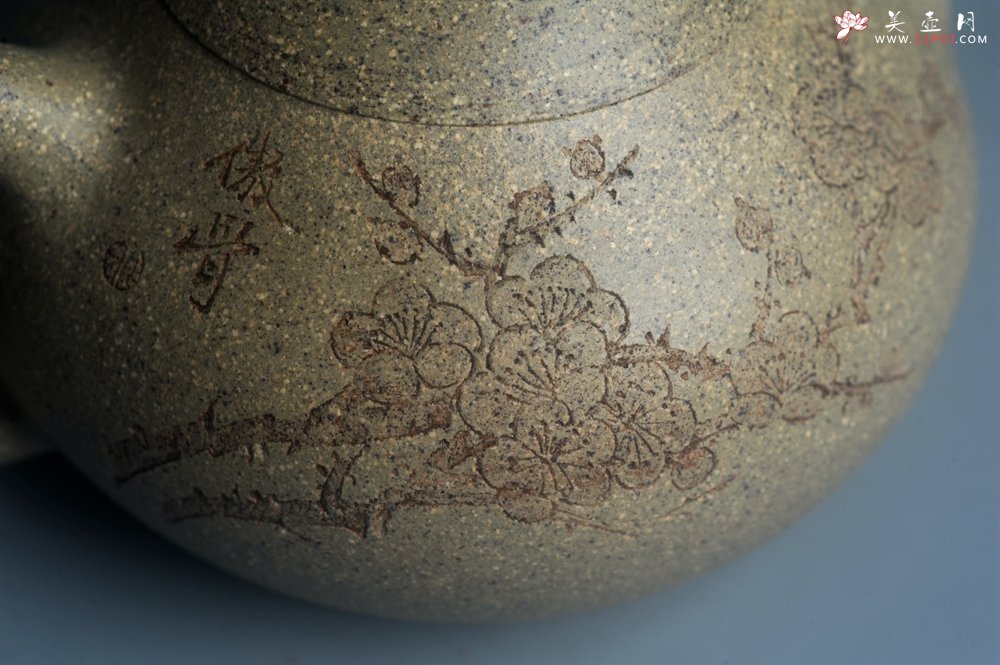 紫砂壶图片：实力派工艺师周斌 极品芝麻段泥 全手工茄瓜壶 装饰墨梅特文气 - 美壶网