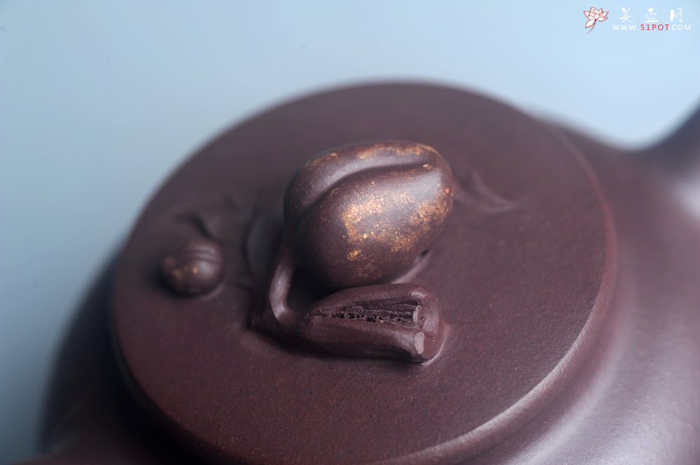 紫砂壶图片：实力派工艺师周斌优质底槽清全手工精工 原创寿桃壶 陶兴双刀装饰 福如东海长流水 寿比南山不老松 特文 - 美壶网