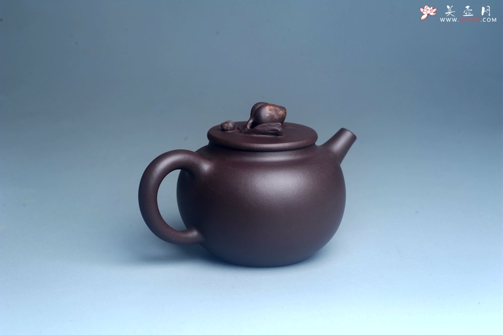 紫砂壶图片：实力派工艺师周斌优质底槽清全手工精工 原创寿桃壶 陶兴双刀装饰 福如东海长流水 寿比南山不老松 特文 - 美壶网