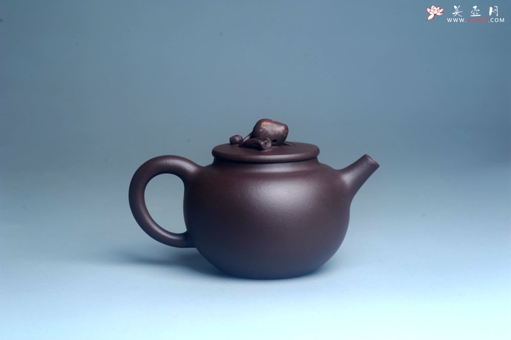 紫砂壶图片：实力派工艺师周斌优质底槽清全手工精工 原创寿桃壶 陶兴双刀装饰 福如东海长流水 寿比南山不老松 特文 - 美壶网