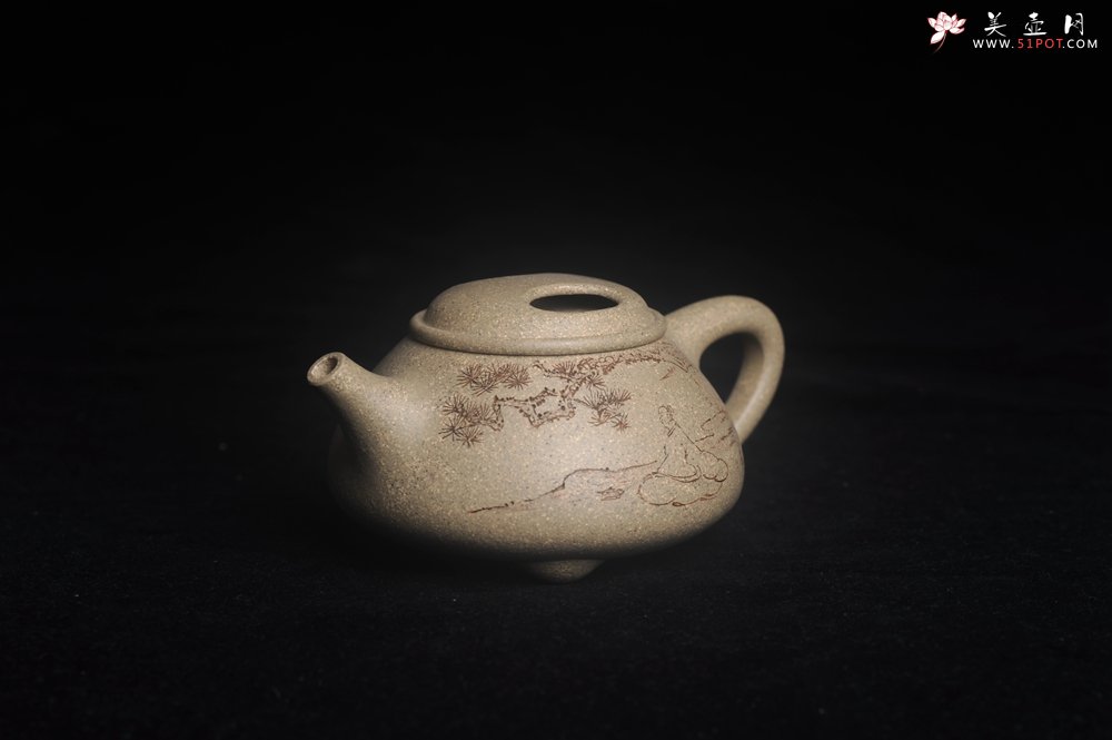 紫砂壶图片：实力派工艺师文砂苑堂主周斌 特好本山芝麻绿泥全手工牛盖高士壶  行到水穷处 坐看云起时 - 美壶网