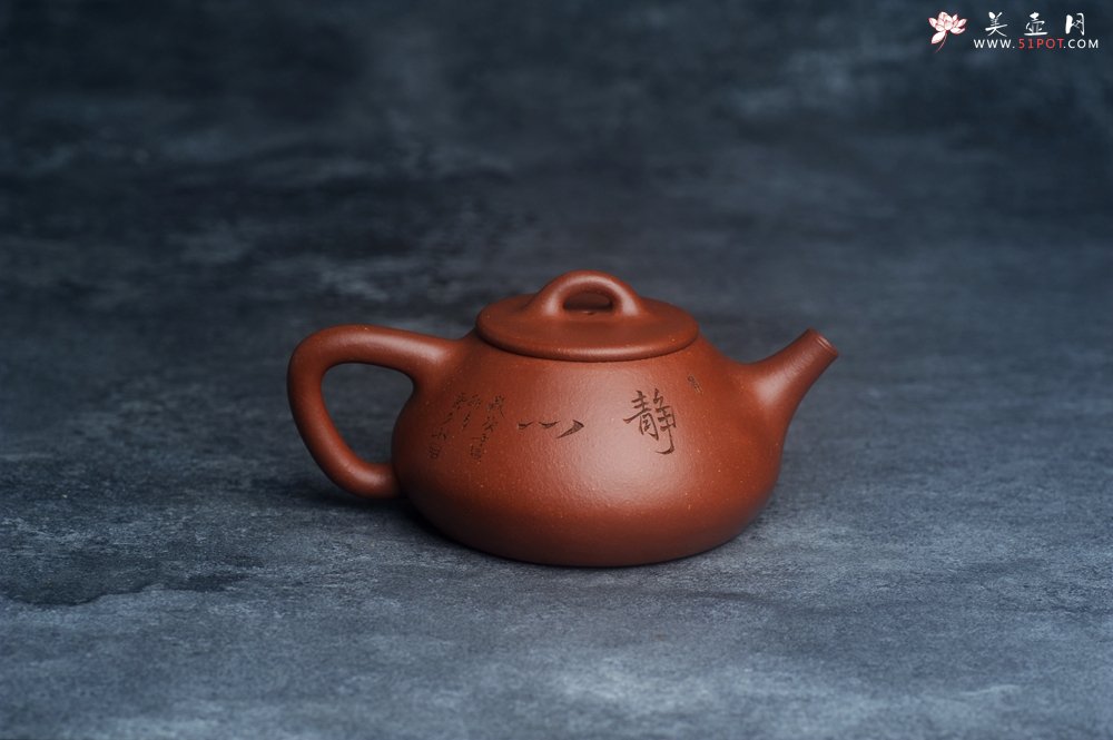 紫砂壶图片：王老师新品 庆十一特惠 全手工红降坡合瓢壶 双刀装饰兰花鸟特文气 - 美壶网