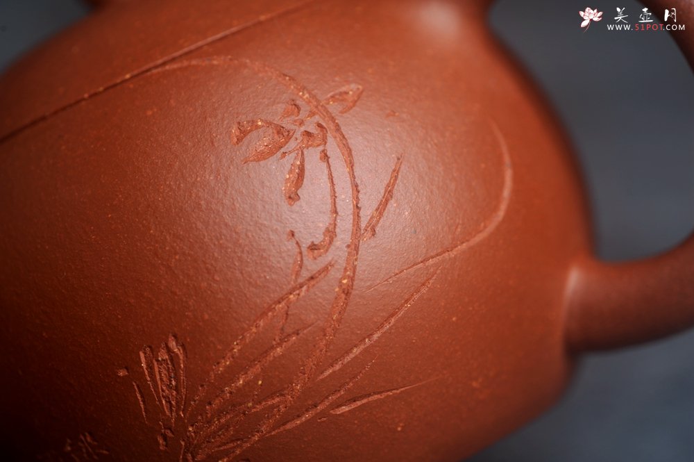 紫砂壶图片：美壶特惠 全手工优质红降坡泥西施壶 助工杨志超装饰兰花特文气 - 美壶网