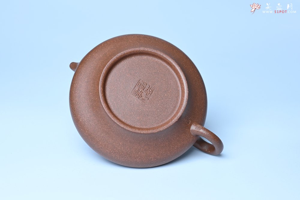 紫砂壶图片：潜力股周小培 特好文革老紫泥 全手工虚扁壶 难度大 好壶期待与您结缘 - 美壶网