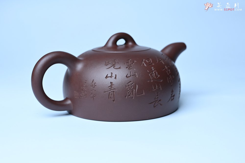 紫砂壶图片：油润底槽清 卡盖难度相当大 全手工半月紫砂壶  君臣一梦,今古空名 但远山长,云山乱,晓山青 - 美壶网