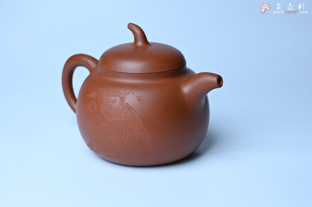 紫砂壶图片：特油润黄龙山小红泥全手工一捺底景舟茄段壶 装饰人物特文气 - 美壶网