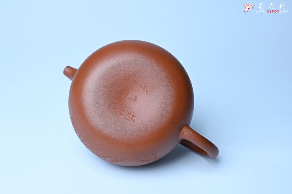 紫砂壶图片：特油润黄龙山小红泥全手工一捺底景舟茄段壶 装饰人物特文气 - 美壶网