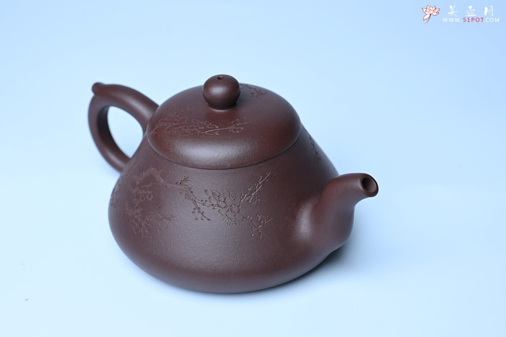 紫砂壶图片：潜力股周小培老师 全手工底槽青缘德壶 装饰通转梅花特文气 期待与您结缘 - 美壶网