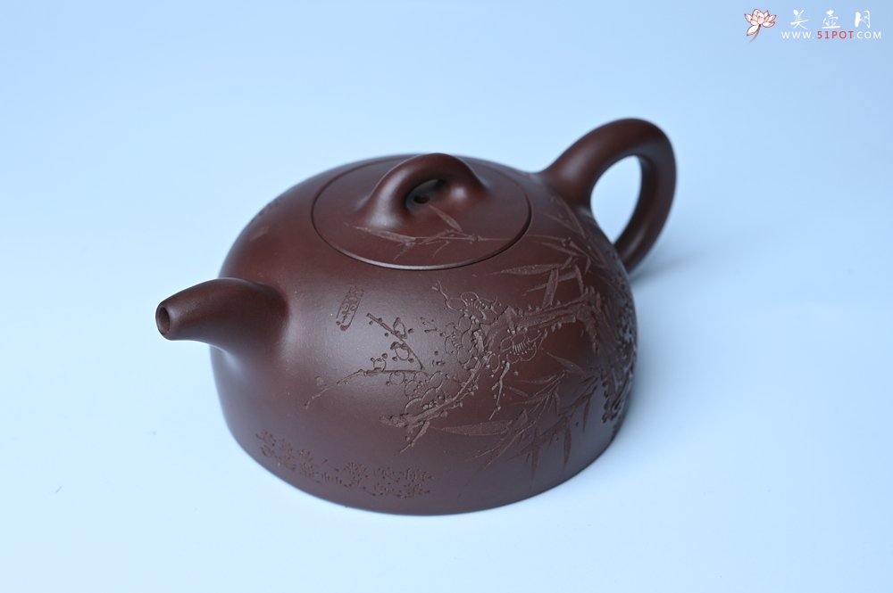 紫砂壶图片：潜力股周小培老师 油润底槽清 卡盖难度相当大 全手工半月紫砂壶 花间渴想相如露,竹不闲参陆羽经 - 美壶网
