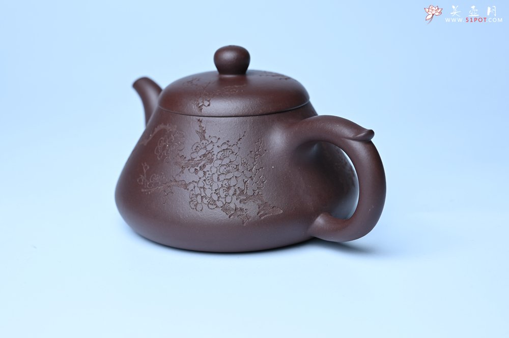 紫砂壶图片：潜力股周小培老师 全手工底槽青缘德壶 装饰通转梅花特文气 期待与您结缘 - 美壶网