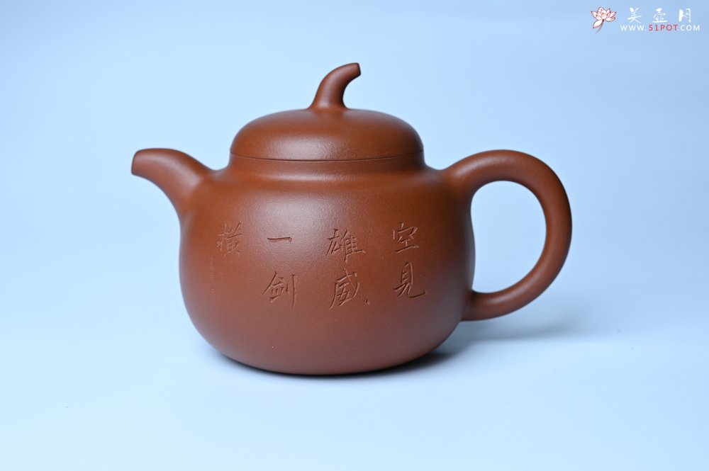 紫砂壶图片：特油润黄龙山小红泥全手工一捺底景舟茄段壶 装饰人物特文气 - 美壶网