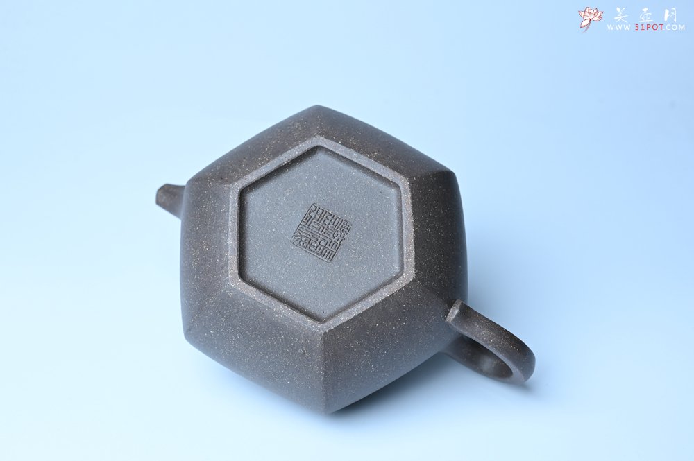 紫砂壶图片：实力派张海艳全手工精工老青灰泥六方仿古壶 气势磅礴 线面挺括平正 - 美壶网