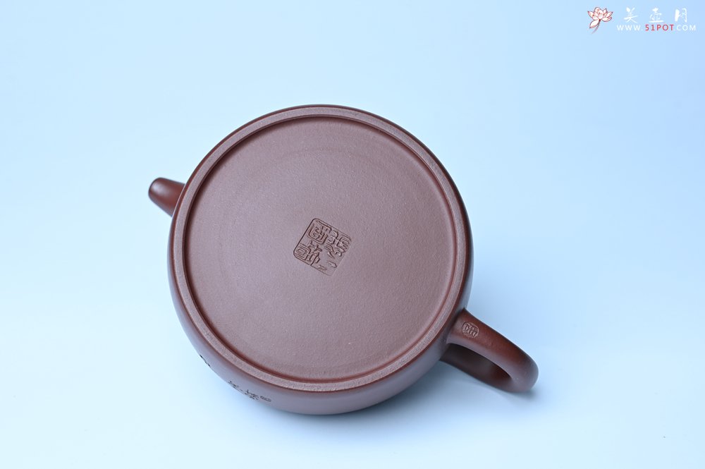 紫砂壶图片：潜力股周小培老师 4号井深井红皮龙 全手工过桥井栏壶 装饰人物特文气 - 美壶网