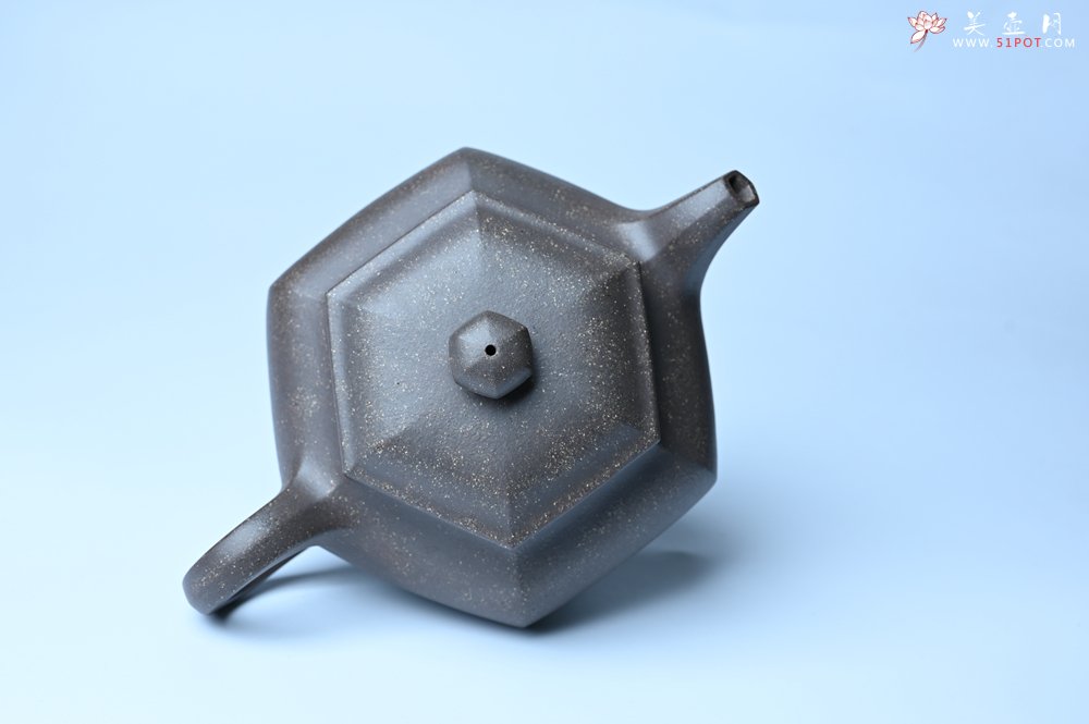 紫砂壶图片：实力派张海艳全手工精工老青灰泥六方仿古壶 气势磅礴 线面挺括平正 - 美壶网