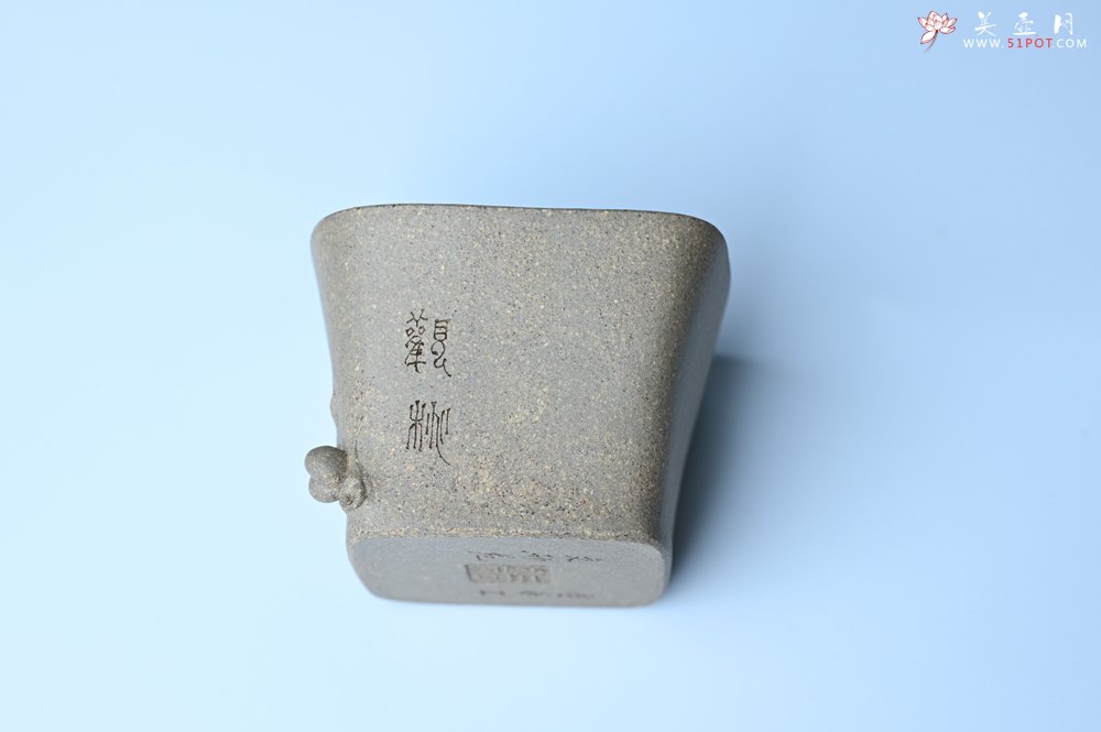 紫砂壶图片：实力派国工周斌（周镔） 采用8000块一捆的特好青段 全手工四方寿桃主人杯 观桃杯 - 美壶网