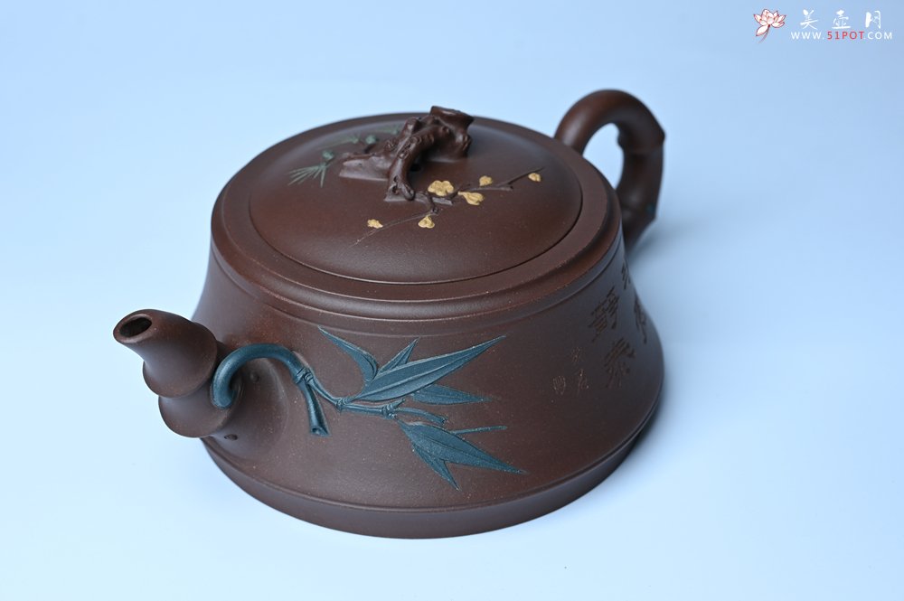 紫砂壶图片：美壶年底特惠 精品松竹梅紫砂壶 清虚静泰 暮色苍茫看劲松 乱云飞渡仍从容 - 美壶网