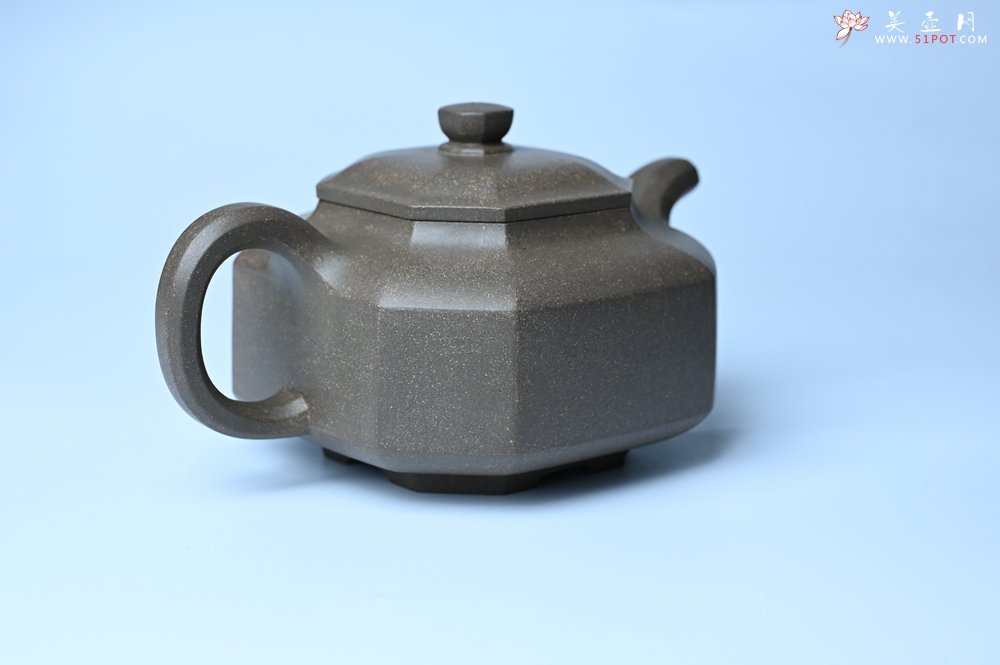 紫砂壶图片：实力派张海艳全手工蟹壳老青段泥精工八方侧角壶 气势磅礴 - 美壶网