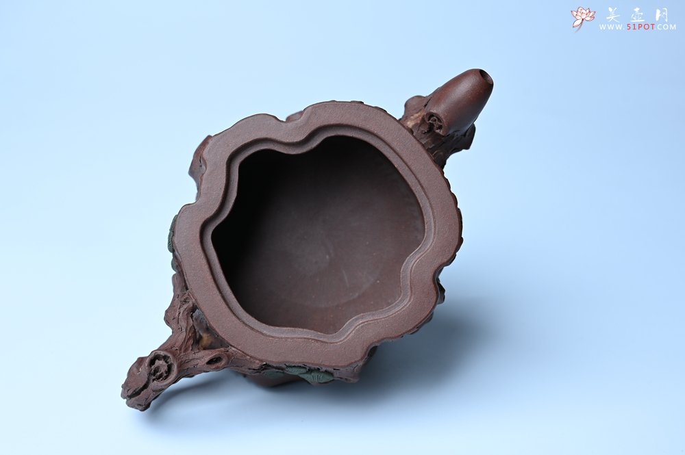 紫砂壶图片：实力派国工奚亮 全手工双色松桩壶 此壶灵动刻画描绘松桩之形 - 美壶网