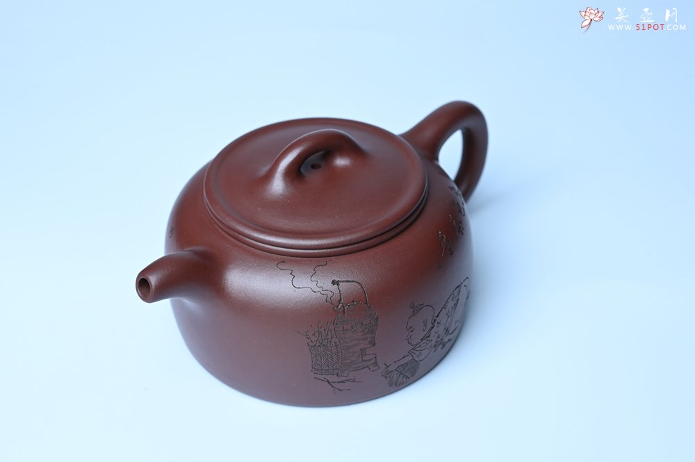紫砂壶图片：潜力股周小培老师 4号井深井红皮龙 全手工过桥井栏壶 装饰人物特文气 - 美壶网