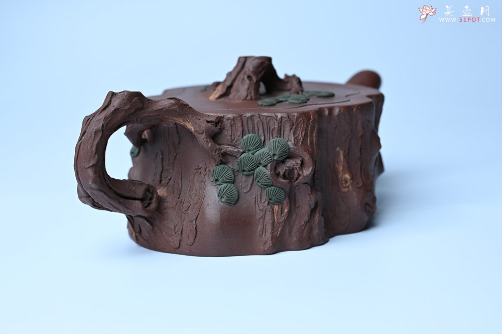 紫砂壶图片：实力派国工奚亮 全手工双色松桩壶 此壶灵动刻画描绘松桩之形 - 美壶网