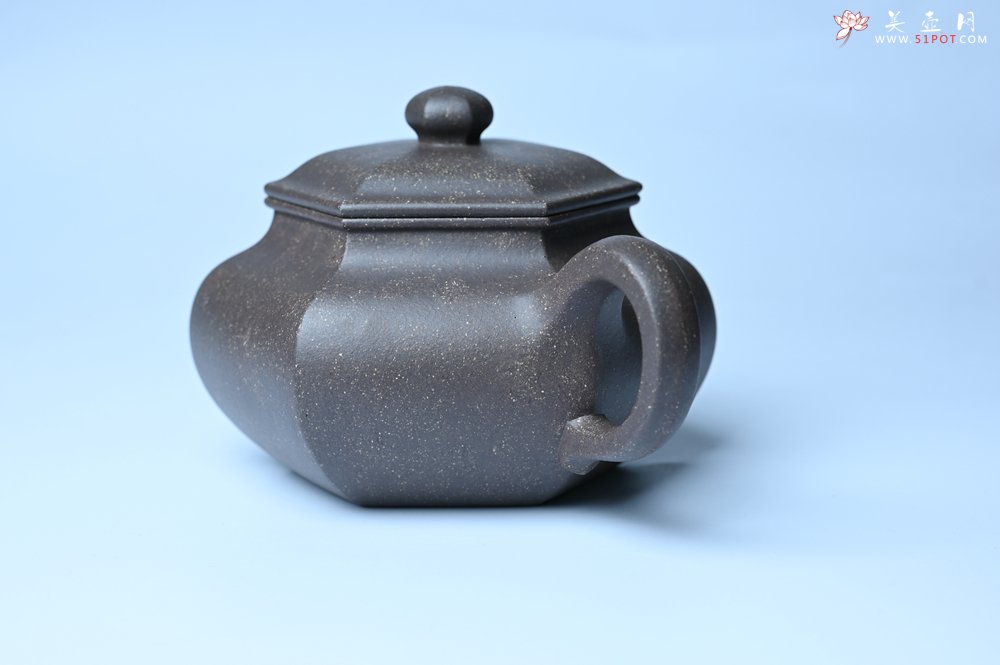 紫砂壶图片：实力派张海艳全手工精工老青灰泥六方仿古壶 气势磅礴 线面挺括平正 - 美壶网