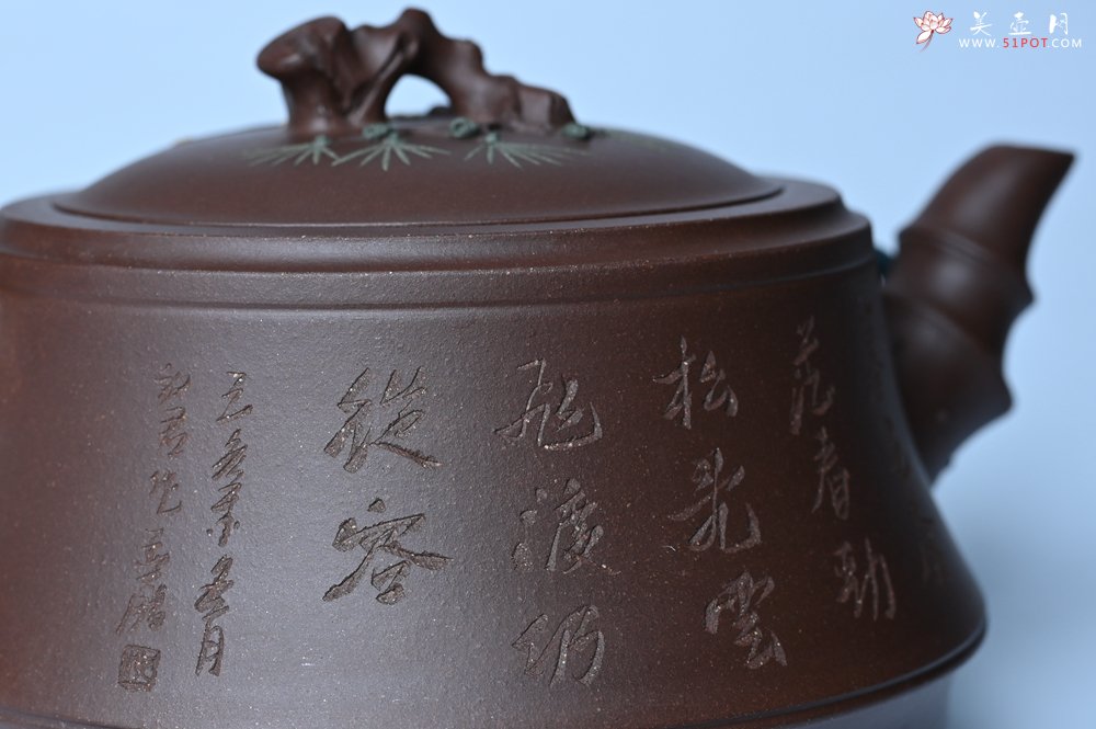 紫砂壶图片：美壶年底特惠 精品松竹梅紫砂壶 清虚静泰 暮色苍茫看劲松 乱云飞渡仍从容 - 美壶网