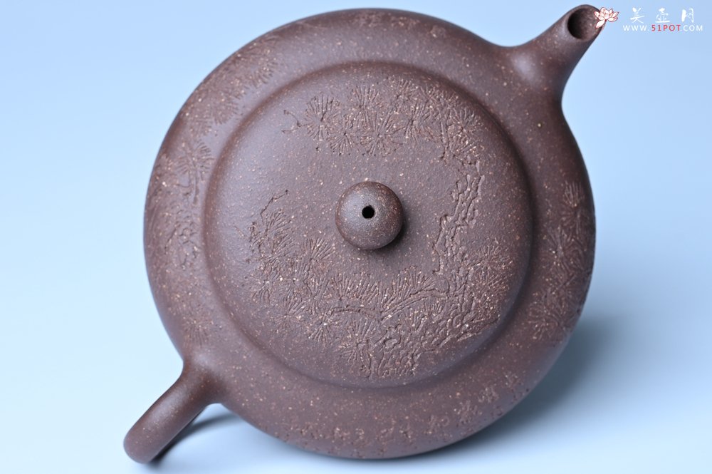 紫砂壶图片：美壶特惠 特好紫泥扁玉壶 装饰不老松 文气十足 - 美壶网