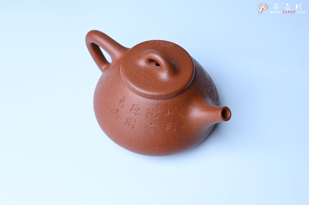 紫砂壶图片：实力派国工周斌（周镔）特好红降坡泥全手工子冶石瓢 张听钢装饰山水 - 美壶网