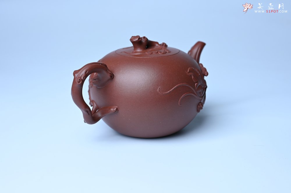 紫砂壶图片：实力派国工顾顺荣和夫人尹璐合作款 黄龙山紫泥松鼠葡萄壶270cc - 美壶网