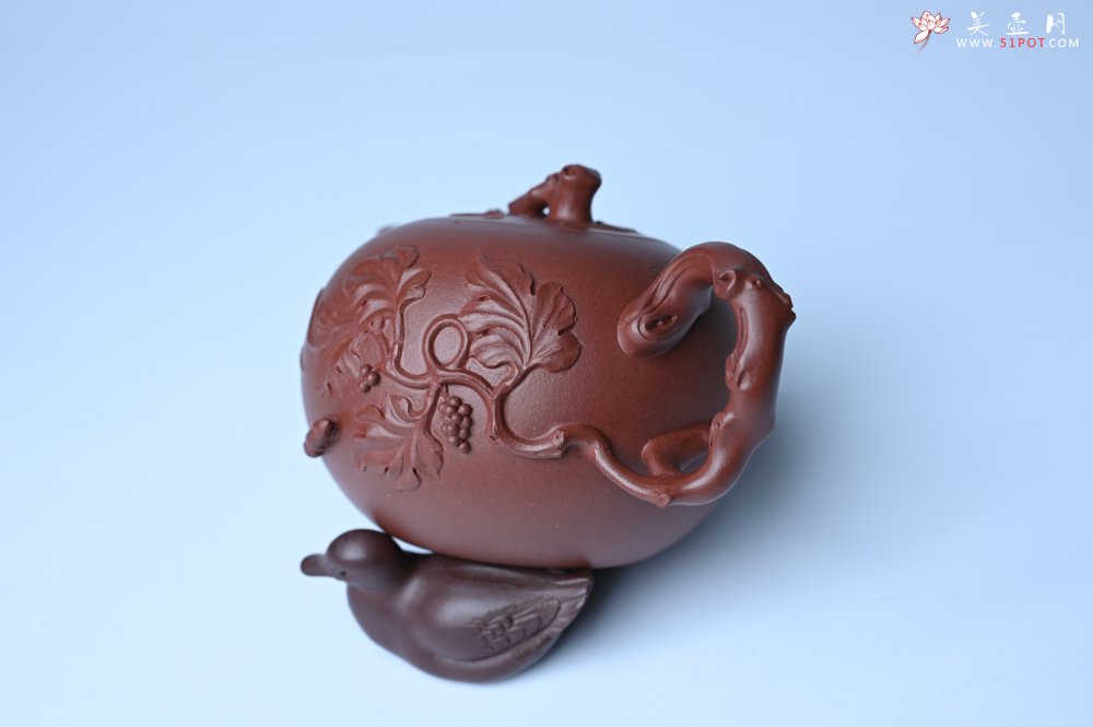 紫砂壶图片：实力派国工顾顺荣和夫人尹璐合作款 黄龙山紫泥松鼠葡萄壶270cc - 美壶网