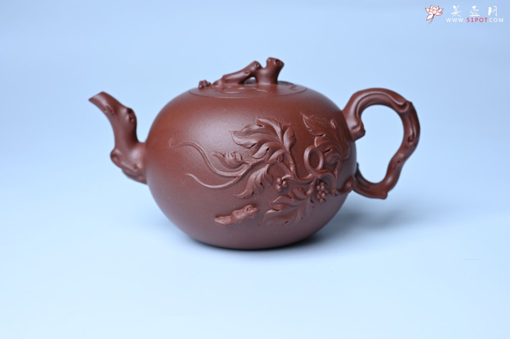 紫砂壶图片：实力派国工顾顺荣和夫人尹璐合作款 黄龙山紫泥松鼠葡萄壶270cc - 美壶网