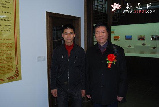 紫砂壶图片：与中国人民解放军总参谋部政委汪承兴合影 - 美壶网