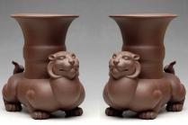 紫砂壶图片：龙生九子 之貔貅樽  单 辟邪花瓶 笔筒 - 美壶网