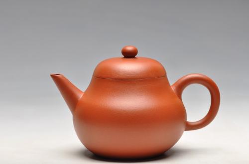 蒋小琴紫砂壶 全手老味梨形 古拙之味   手中无梨式，难以言茗事 原矿朱泥