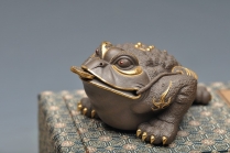 紫砂壶图片：紫砂摆件 范志锋茶宠【红眼镜12公分金钱多多金蟾】24K黄金包真品 - 美壶网