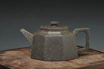 紫砂壶图片：史金妹晋级工艺师原款作品 全手工聚福八方 铺砂迷人 - 美壶网