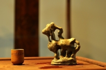 紫砂壶图片：全手作品 文房雅物 吉祥（羊）假山 - 美壶网